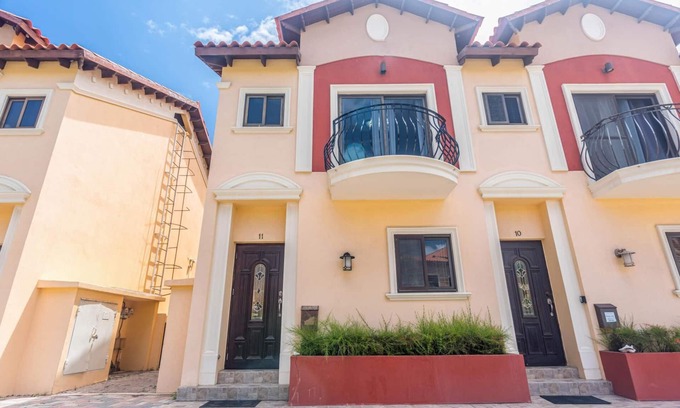 Gold Coast House | 2BR 3BA ~ GYM ~ Pools ~ 24/7 Security ~ Restaurant