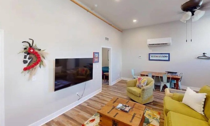 Taylor Berry House | 2BR|ADA|Warehouse Suite Exposed Brick|Modern Theme