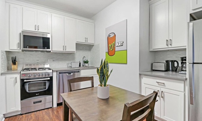 Boystown Apartment | 2BR Apartment in Great Spot with Fast Wi-Fi
