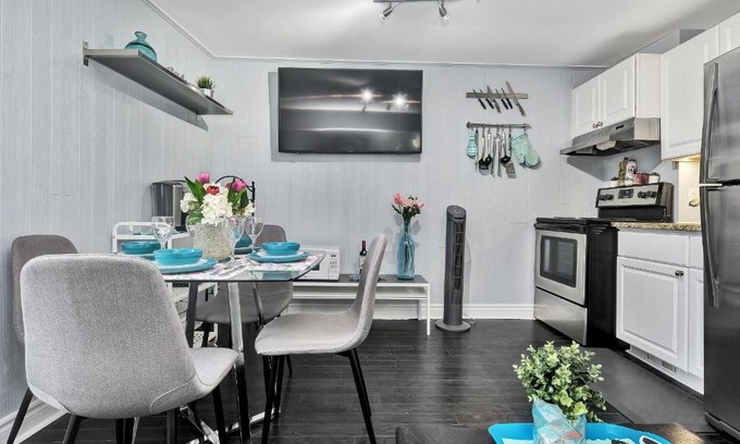 Centretown West Apartment | 2BR Apartment w Netflix & Rooftop Terrace access