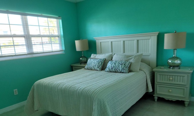 Indialantic House | 2BR Beach Getaway, Full Kitchen, Large Yard, Steps From The Beach, Melbourne, FL