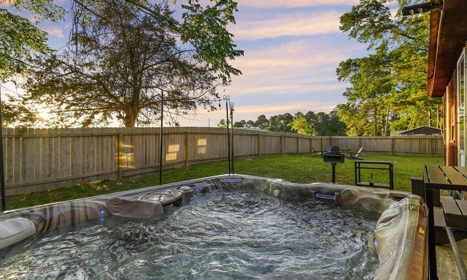 Broken Bow Cabin | 2Br Cabin with hot tub, BBQ, 55" Smart TV, W/D.