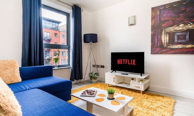 Sheffield Apartment | 2BR Central Flat W/Free Parking