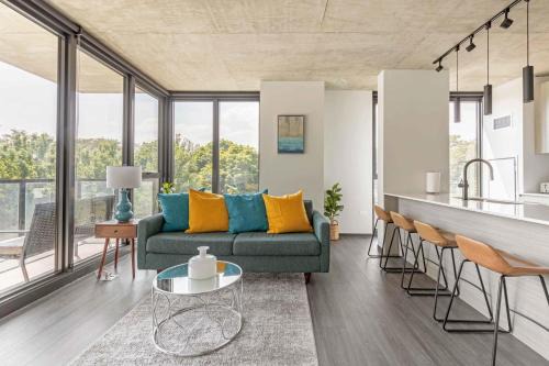 Near West Side Apartment | 2BR Chic New Apartment With Rooftop Pool & Gym