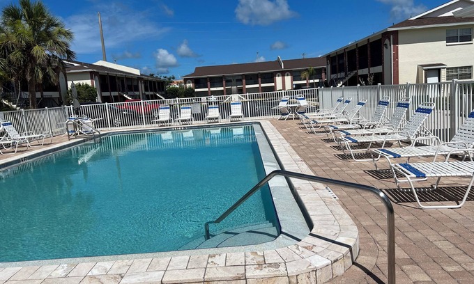 Englewood Condo | 2BR Condo w/Pool, Wi-Fi & Parking – Walk to Groceries, 3 Miles from Beach