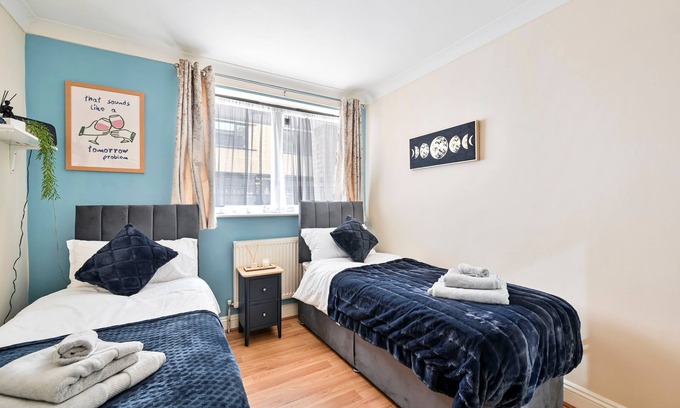 Forest Gate Apartment | 2BR Contractor Stay | WiFi, Parking | 25% Monthly