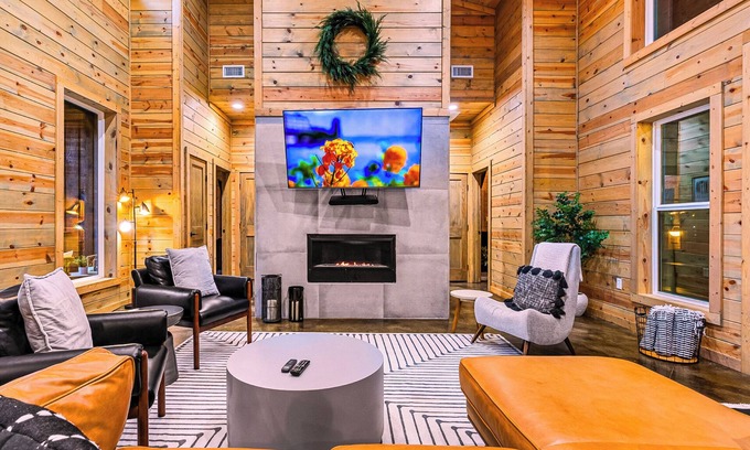 Pickens Cabin | 2BR Cozy Getaway | Firepit, Hot Tub & Luxe Design