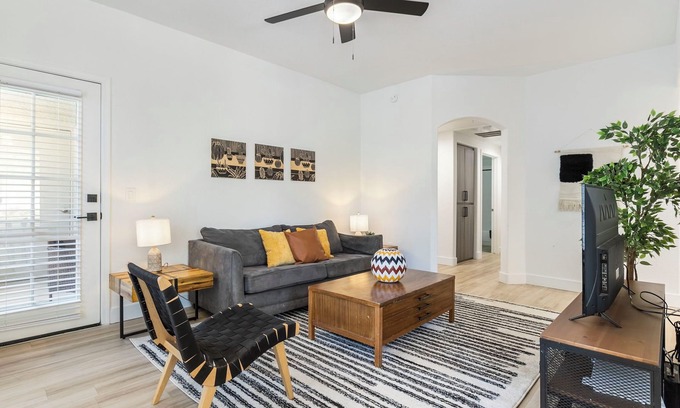 Pinnacle Peak Apartment | 2BR CozySuites at Kierland Commons with pool #06