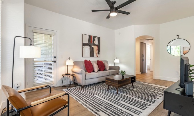 Pinnacle Peak Apartment | 2BR CozySuites at Kierland Commons with pool #09