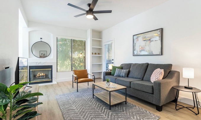Pinnacle Peak Apartment | 2BR CozySuites at Kierland Commons with pool #11