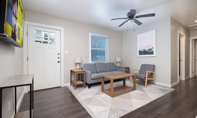 Southtown Apartment | 2BR Downtown Flat Insurance & Relocation Housing Fast Wi-Fi 30+ 30+ days