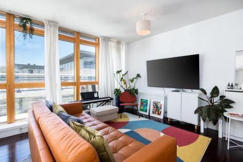 Kilmainham Apartment | 2BR Dublin Apt Balcony, Plants & Electric Piano