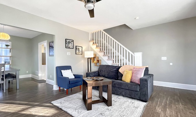 Des Moines House | 2BR Family Charmer Duplex near Drake