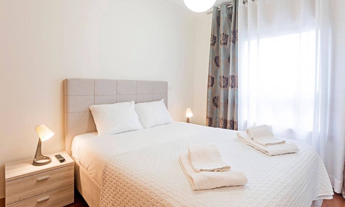 Mafamude Apartment | 2BR Flat by Metro w/Free Parking by LovelyStay