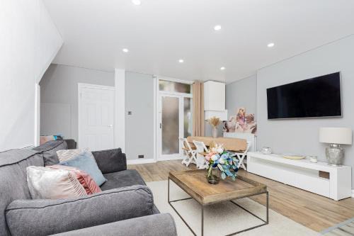Earl's Court Apartment | 2BR flat in Kensington, 2 mints Earl's Court tube