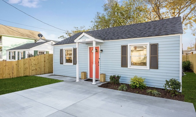 Buckroe Beach House | 2BR Furnished Cottage Yard 30+ Day Stays