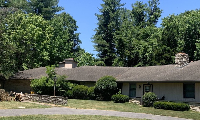 Murphysboro Apartment | 2br Guest Suite In Town on 4 Acre Private Estate