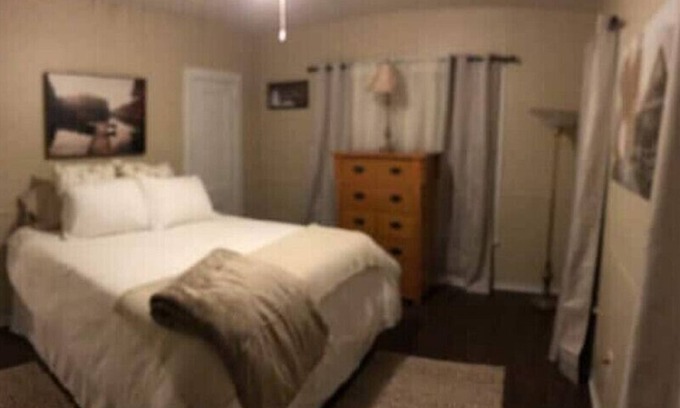 Uvalde House | 2BR HOME, fast WiFi, fenced yard, pet friendlyn