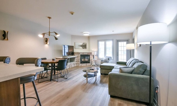 Oro-Medonte Apartment | 2BR King Suite Pool Sauna Heated Pool