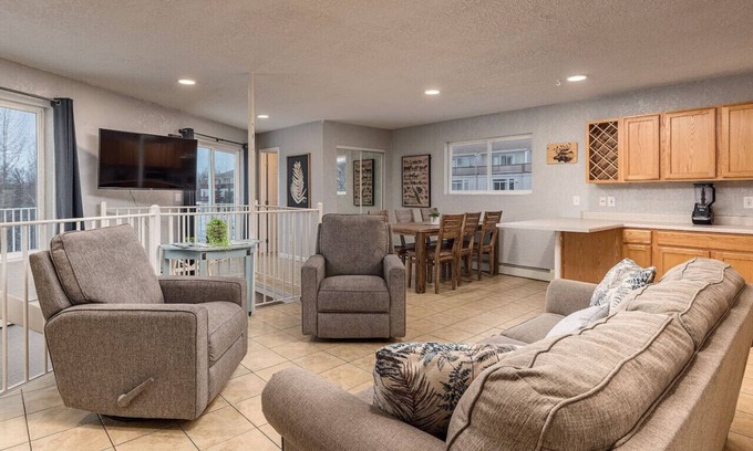 Wasilla House | 2BR Lux Lakeshore Retreat