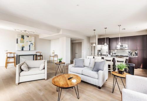 Downtown Baltimore Apartment | 2BR Luxury Apartment With Rooftop Deck & Pool