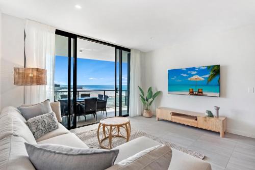 Palm Beach Apartment | 2BR Luxury Central Palm Beach Apartment (Best Location!)