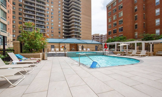 Ballston Apartment | 2BR Luxury City Suite With Gym & Pool