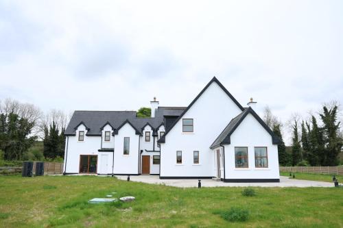 Lecemy House | 2BR Meadow View House close to Donegal Golf Club