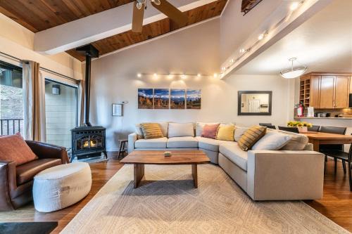 Alpine Meadows House | 2BR Mins to Alpine Base Area Palisades!