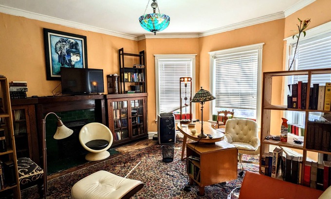 Woodlawn Condo | 2BR near Hyde Park UChicago Medical Museums Robie House Large & Comfortable