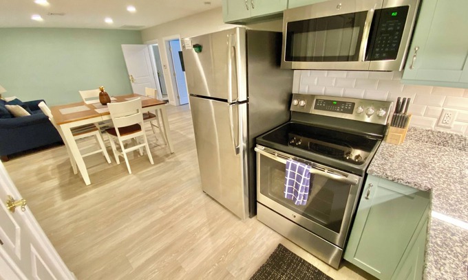 Historic Hill Apartment | 2BR - Off Bellevue, Nautical Newport, Centrally Located, Walk to everything!
