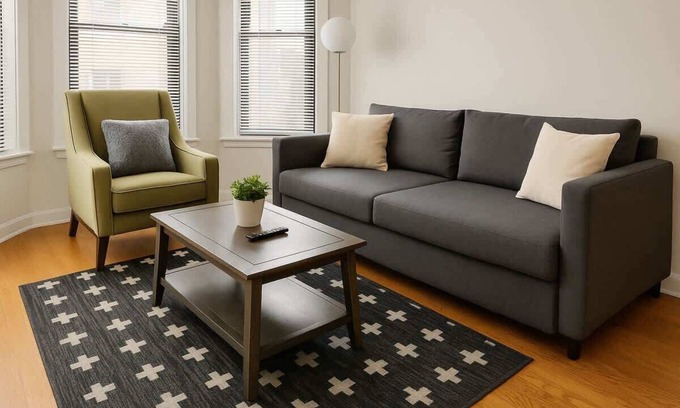 Boystown Apartment | 2BR on N Halsted St: Lakeview Living