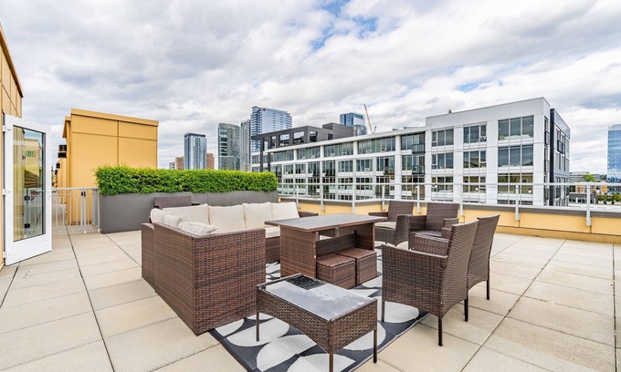 West Bellevue Apartment | 2BR Penthouse | Deck, Gym | Bellevue | Sophari B
