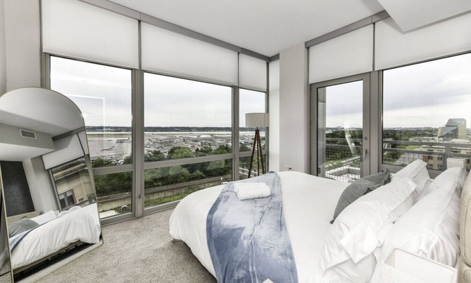 Crystal City Apartment | 2BR Planespotter Drm-Wtch Planes fr KingBed|Prking