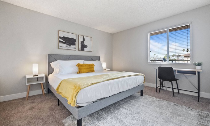 Mesa Apartment | 2BR/Pool/Gym/1 Mi To Banner Hospital