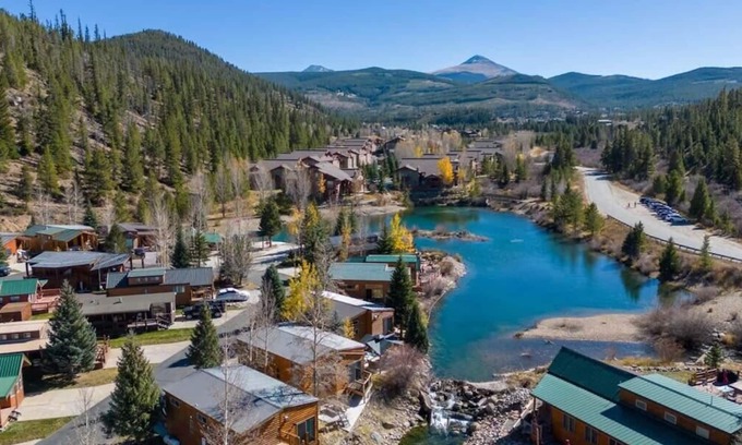 Breckenridge House | 2BR Riverside Cabin - Near Trails w/Hot Tub Access