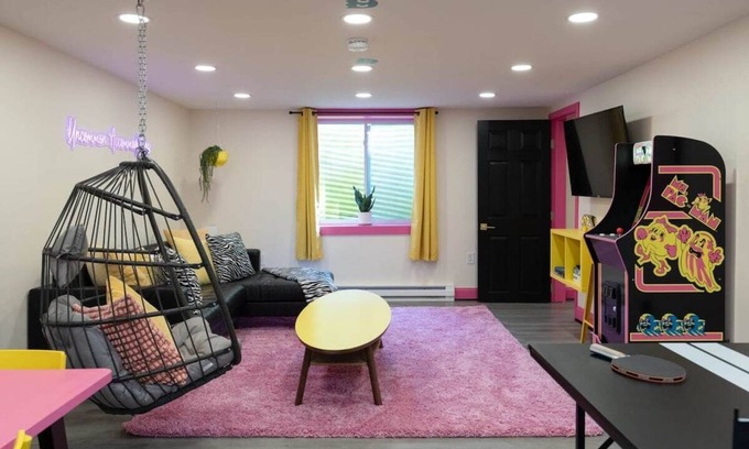 Jeffersonville Apartment | 2BR Suite @Smuggs w/sauna, hot tub, arcade & river
