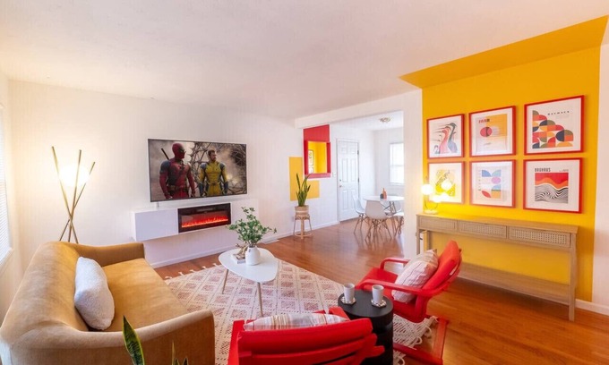 University Place House | [2BR] The Sunburst Retreat