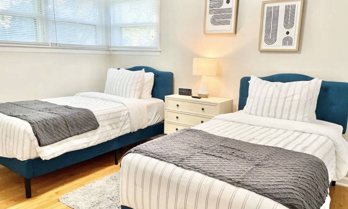 Mundelein House | 2br w/KING Bed, 20min to Great Lakes Naval Base