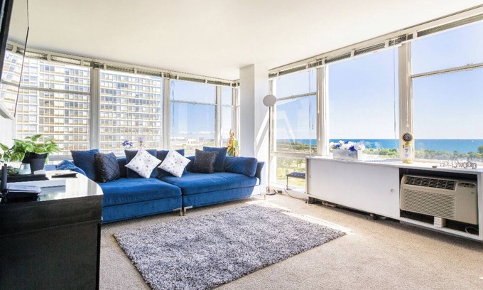 Douglas Apartment | 2BR w/LAKE VIEW NEAR MCCORMICK PLACE