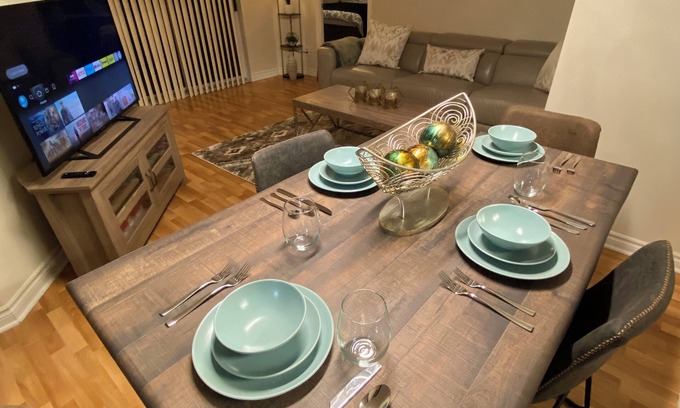 Fairview Apartment | 2BR with balcony and free parking in Square One