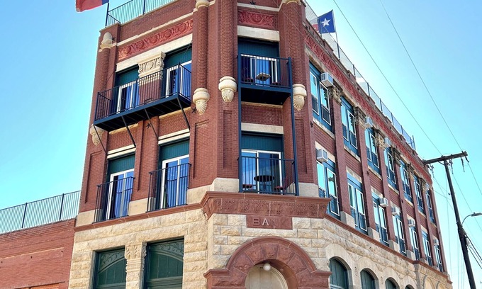 Honey Grove House | 2E Historic Square View