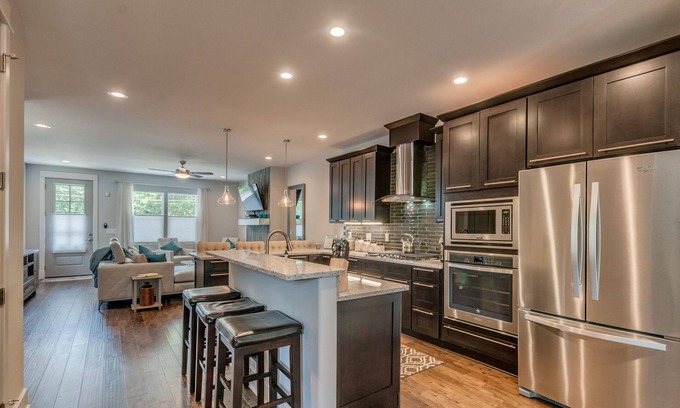 North Nashville House | 2mi to Broadway Luxury Spacious Home -Backyard-Outdoor Dining-Firepit & Grill