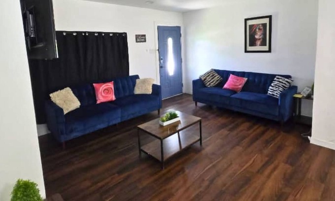 Southside House | 2min to Lackland AFB Entire House near SeaWorld!