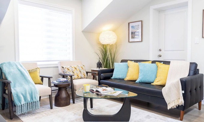 Cooksville Apartment | 2nd flr. 2 Bed/Bath Garage Apt. Pool, BBQ. Close to Malls. 25 minutes to Toronto