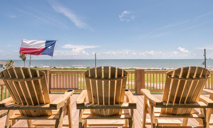 Crystal Beach House | 2nd Row | Seaviews | 2 Kitchens | Small Dogs OK