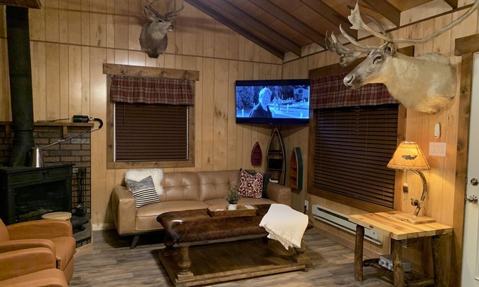 New Rumley Cabin | 2Q Cabin near Leesville Lake ~Pets welcome~