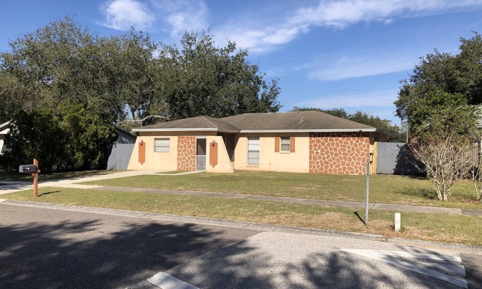 East County Civic Group House | 3/2 Modern Valrico Entire Home. Pet-Friendly!