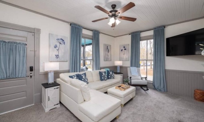 Covington House | 3/2 Near the visitor center, 0.5 mile from the square