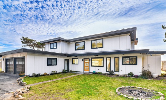 Warrenton House | 3-Acre Oceanfront Home: Game Room & Fire Pit!